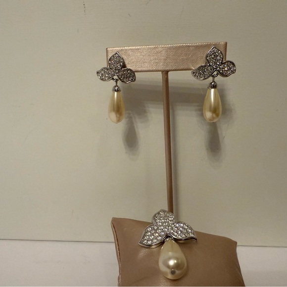 KENNETH JAY LANE KJL EARRINGS & ENHANCER SET SILVERTONE FAUX PEARL RHINESTONE - Picture 2 of 9